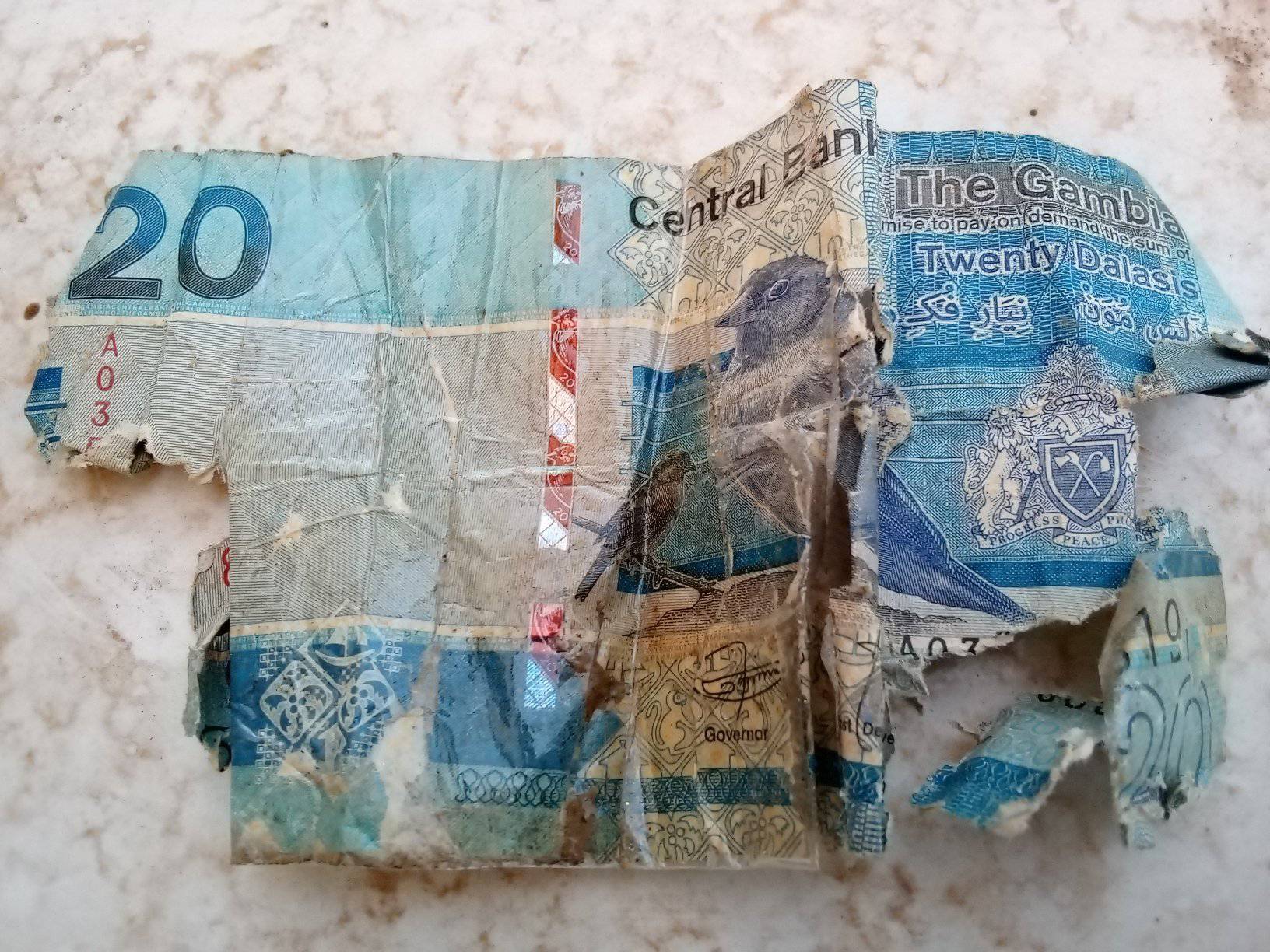 Gambia bank recalls mutilated dalasi banknotes